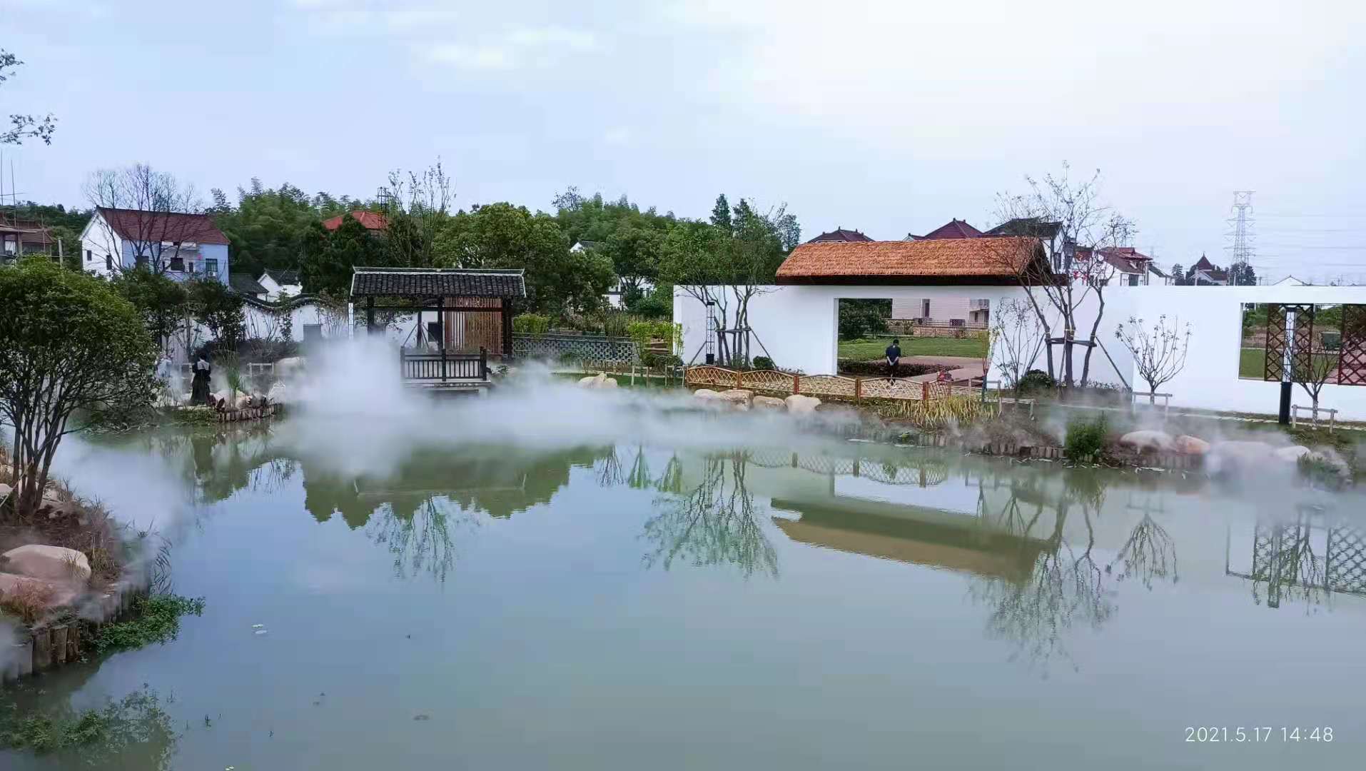 <b>河道景观造雾系统一个主机带460个喷头效果</b>